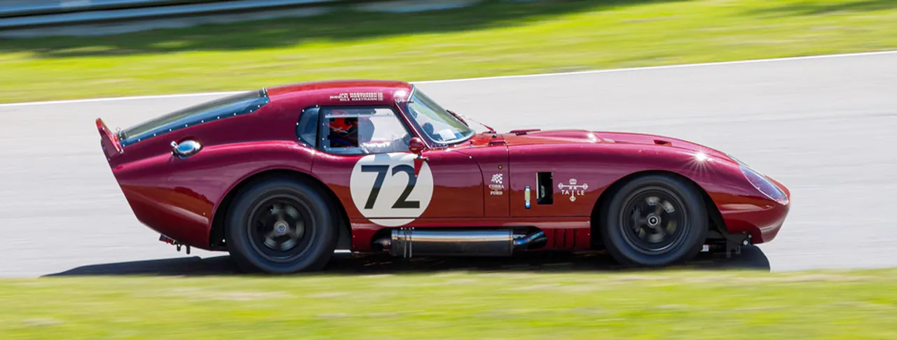 Mørkerød Shelby Cobra Daytona Coupé nr. 72 på banen
