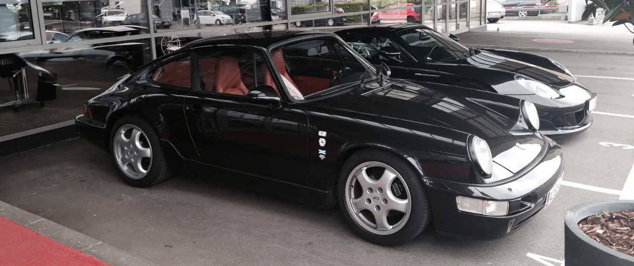 Sort Porsche 964 ved siden af en sort 911 GT