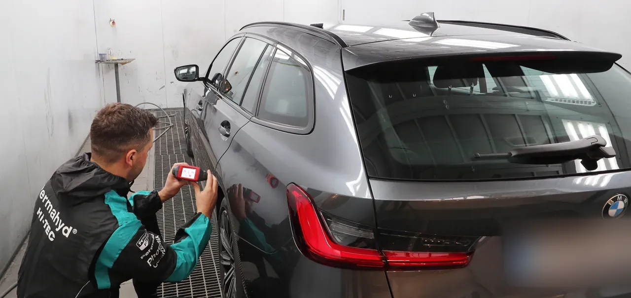 Sergio aflæser originalkoden på en grå BMW Touring med en ColorReader