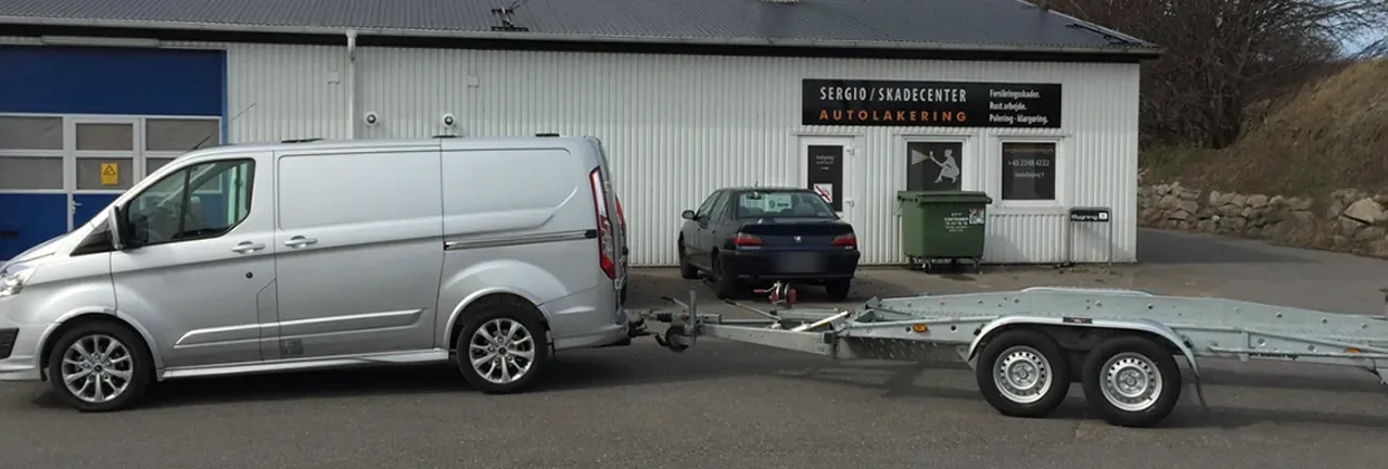 Værkstedet på Svalehøjvej udefra med varevogn og trailer